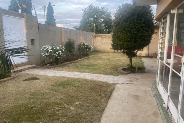 Spacious home, build in 890m2 land. In Excellent location, near schools and all amenities.
This home is renovated and easy to style. ...