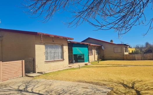 6 Bedroom House for sale in Rensburg