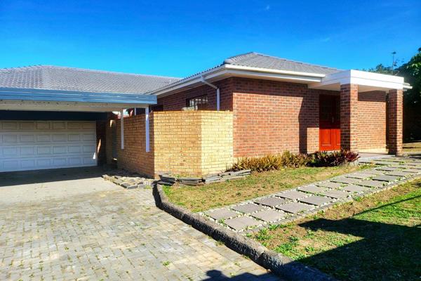 Spacious 3 bedroom house for sale in Beacon Bay. Offers open plan lounge and dining area. Fully tiled throughout the house. Neat fitted ...