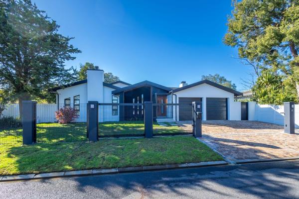 Sole Mandate: Modern elegance, meticulous attention to detail and quality craftsmanship is a perfect refection of this spacious family home.

An interesting combination of natural flooring, striking steel and wood features are found throughout the home.

The property is in ...