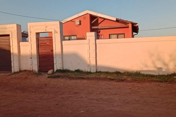 This house is located in Joe Slovo west with 2bedrooms,
living room, kitchen, and bathroom.
Walls with gates.

Viewing by ...