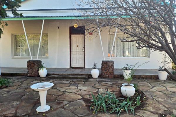 This lovely Karoo Family Home is in a Cul-de-Sac and have beautiful wooden floors and a spacious erf, 4 Bedrooms, 2 newly renovated ...