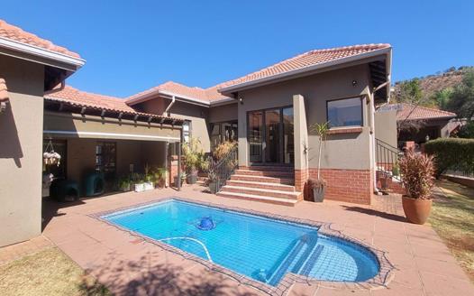 5 Bedroom House for sale in Poortview