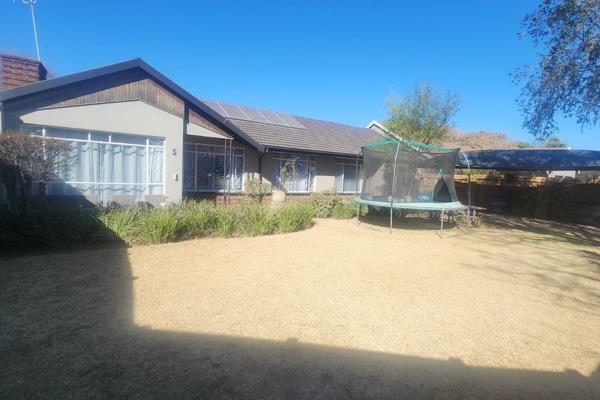 Vacant stand for sale at R 610 000

3 Bedrooms with tiled flooring

Kitchen with loose stove and built in cupboards

2 ...