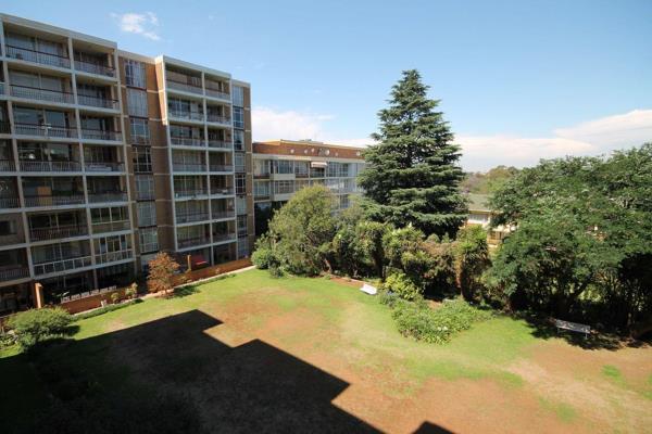 Lock-up-and-go Living. 
Apartment building situated close to Brenthurst Clinic, Parklane Hospital and Wits Medical School.

Lounge ...