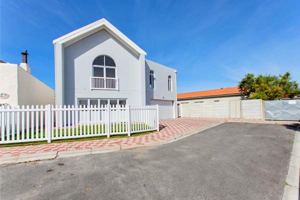 Gorgeous newly build family home nestled in a quiet cul de sac in the heart of Port Owen.
This elegant split level home offers it all ...