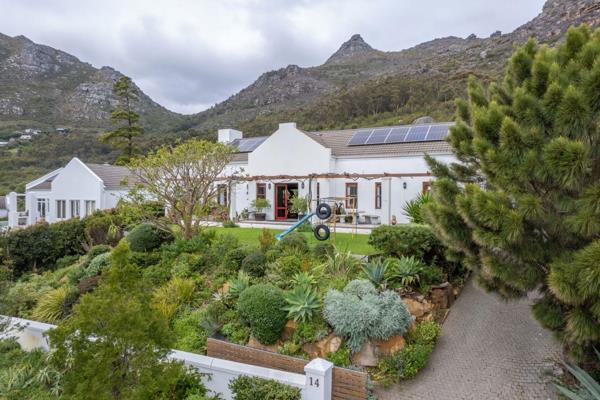 Stunning Family Home in Oakwood Security Estate, Hout Bay.
Welcome to this exquisite double-storey residence in the prestigious Oakwood ...