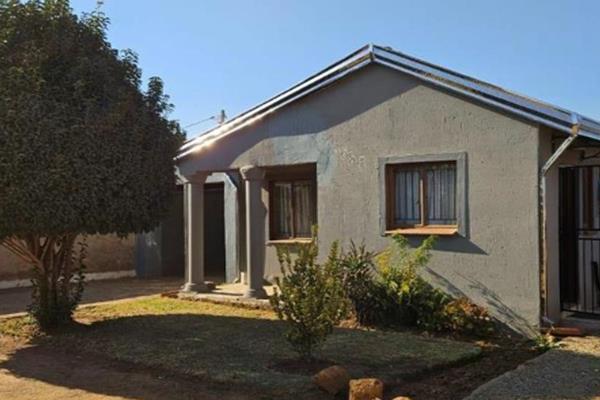 This charming bank mandated home for sale in Lakeside, Evaton, Emfuleni offers a comfortable and practical living space, perfect for a ...