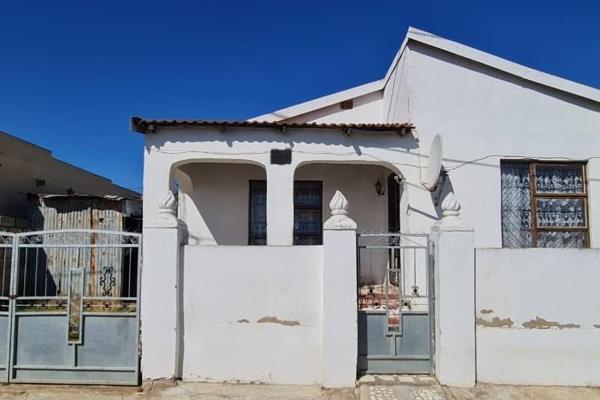 Renovated family home in Soweto On Sea offering two(2) bedrooms, double living areas lounge and dining, sizeable kitchen fitted with ...