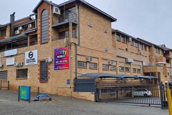 This exceptional double-story commercial property in Bloemfontein offers versatility and stunning views, ideal for offices or a ...