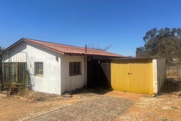 This property needs some TLC and consists of 3 bedrooms, 1 bathroom, lounge, kitchen and a big yard.
Close to Kariba shopping centre ...