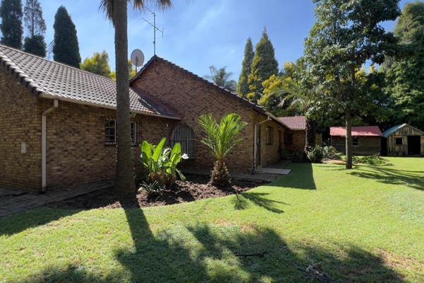 This home has 3 bedrooms, 2 bathrooms (mes), fitted kitchen, lounge, dining area, tv room or family room, bar area, lapa with a braai ...