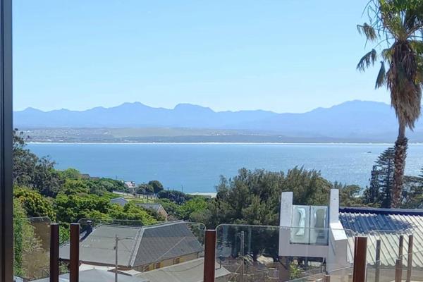 Impressive north facing home, overflowing with space, in Linkside Mossel Bay.

* The sea views are absolutely breathtaking
* It has ...