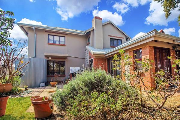 Exclusive sole mandate!!

A Family home is up for grabs in the sought-after Heritage Hill Estate.  

The house is situated in a ...