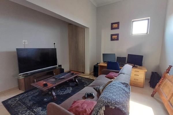 Ideal for a single person or an older couple, this inviting bachelors flat boasts a spacious and airy bedroom, ensuring a restful ...