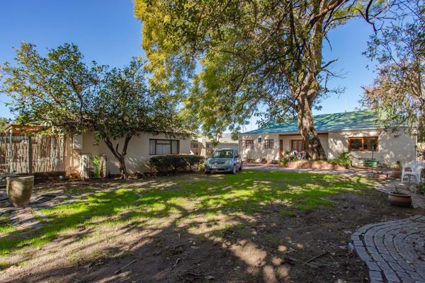 This property consist of 3 dwellings and is very well located with easy access to Paarl Gymnasium High School and the new Optenhorst ...