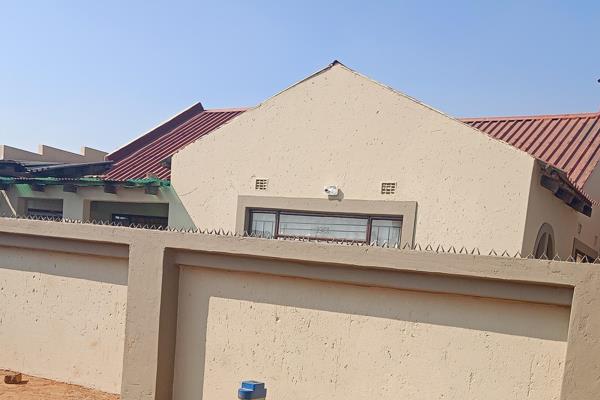 2 Bedrooms
2 bathrooms
1 Lounge
1 Kitchen
1 Garage
1 carport covered
Outside the are 3 ...