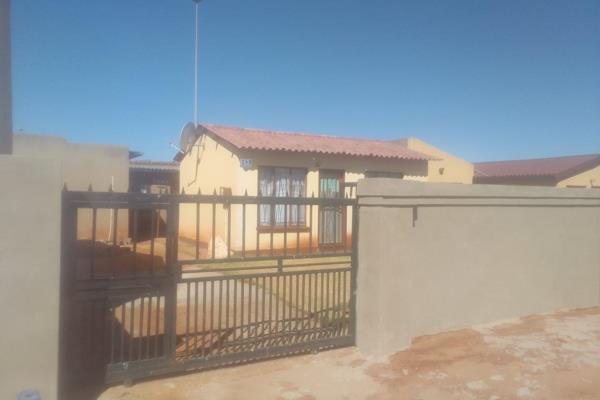 Investment property or sale in vosloorus it consist of 4 outside rooms , 1 bedroom house , kitchen , dining room , 2 toilets , big yard ...