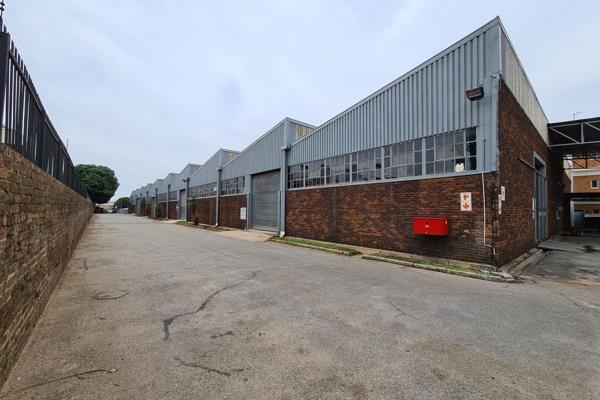 10 000m2 under roof for logistics or manufacturing. Multiple roller shutters, sliding ...