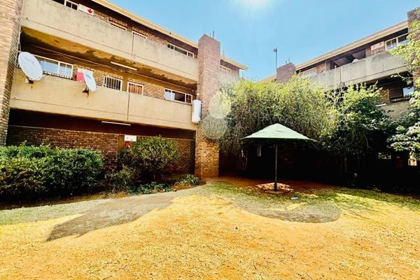 Neatly maintained 2 bedroom house nestled away in the serene side of Vanderbijlpark CBD. Ideal family home, perfect for first time home ...