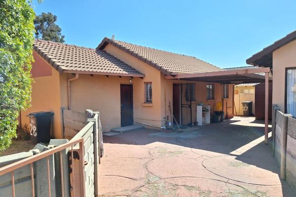 The property offers:
3 bedroom with one en suite and another bedroom
Kitchen
Living room
Carport with three more cars fitting in.
A big ...