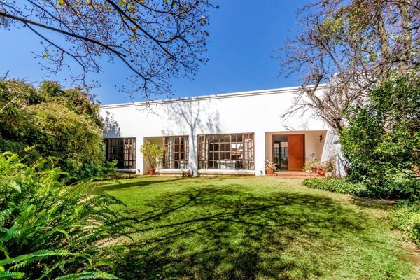 Step into timeless elegance with this exquisite Georgian-style courtyard home, nestled in a picturesque garden oasis.

Featuring 3 ...