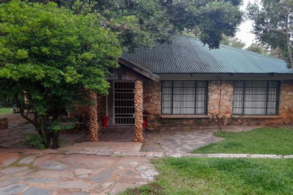 Small holding for sale only 7 kilometers from Rustenburg.
Great potential, with a good rental income of R15 000
Two houses at the foot ...