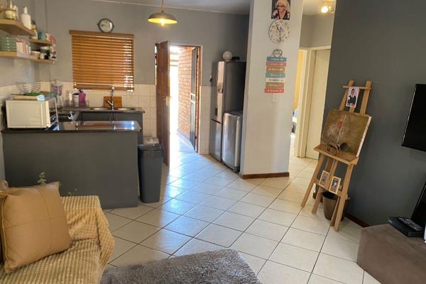 Located in the peaceful Honey Heights complex in Roodepoort, this delightful 2-bedroom, 1-bathroom ground floor unit offers a blend of ...