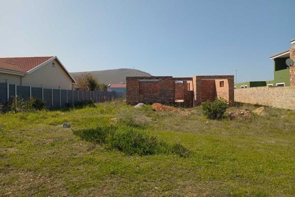 Situated on a 714m&#178; stand with floor size of 178,18m&#178; partly completed house just to be completed. Offering 3 bedrooms on of ...