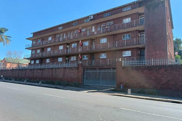 Beautiful and spacious apartment situated in a very secured and well managed building within a lovely street within the ...