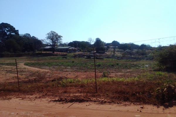 2,5 HA farm for sale in Venbeck 
Good Location Farm in Venbeck outside Tzaneen
+/- 3km From Tzaneen Town with the following: 
*3 ...