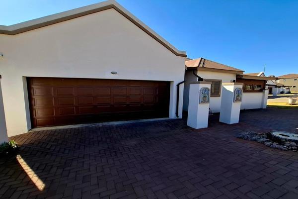 This immaculate property is based in the exclusive Cullinan Golf Estate, a security estate with 24-hour guards.  

The property itself ...