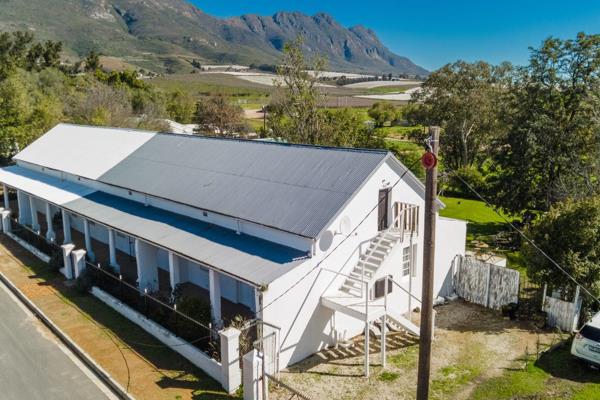 SOLE AND EXCLUSIVE MANDATE This true blue Riebeek Kasteel property is perfectly situated in a quiet part of the town, yet within walking distance from the centre. 
The Semi-detach sits on large grounds with the outdoor ...