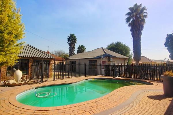 This home sits on a double stand in a very good location.

Within close proximity to Springs gate shopping complex.

- Tiled ...