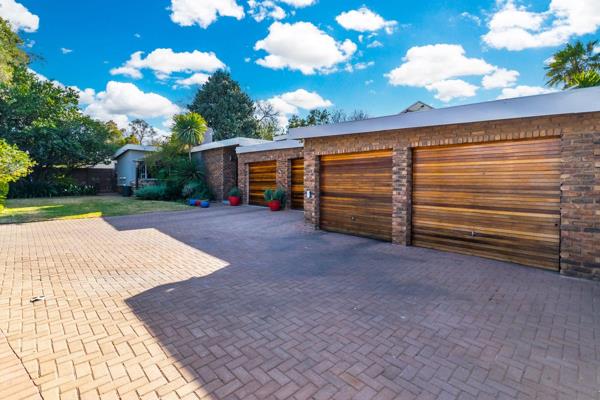 Exclusive Mandate: Impeccably listed in the highly sought-after Doringkloof, this 4-bedroom, 3-bathroom family home awaits it&#39;s new ...