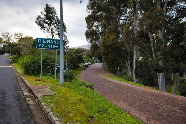 Die Bo-Rand, Dan Pienaar Rd, La Colline Rd, Kromrivier Rd: Sunny upper story apartment ...