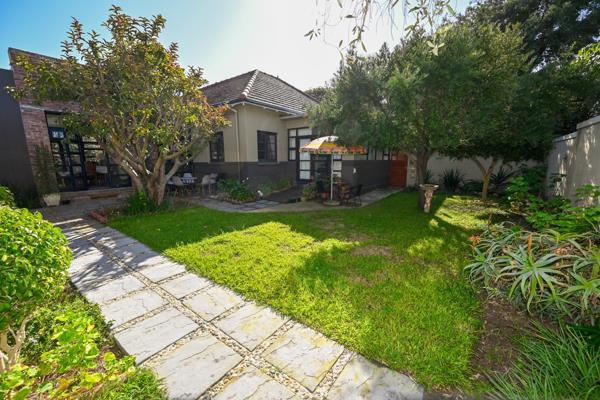 This modern 4-bedroom family home can be used as a large family home or easily adapted into a 3 bedroom with a flatlet. The kitchen is open plan with the dining room and family room. From the family room you can access the braai room and formal lounge. The formal lounge is a ...