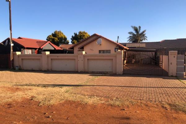 3bedroom house with ensuite and Built cupboards to rent in vosloorus ext6

3 Bedrooms ensuit with BIC and shower 
Lounge 
Bathroom ...