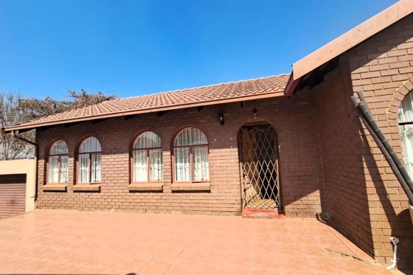 Beautiful Home up for sale in Heuweloord. This Home has a large stand at 1189m2. Three full bedrooms and Two full bathrooms.
The ...