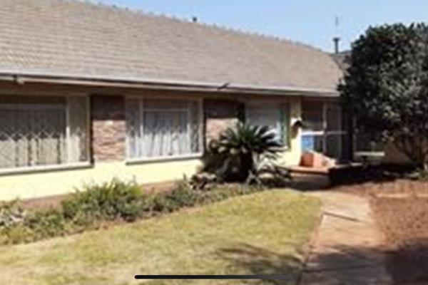 Bargain !!!!House in boksburg!!!!
This spacious property offers convenient proximity to ...