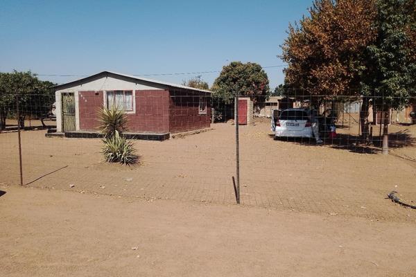 Specious house in Stinkwater Hammanskraal is for sale, the property offers two bedrooms, kitchen and lounge its an open plan wand ...