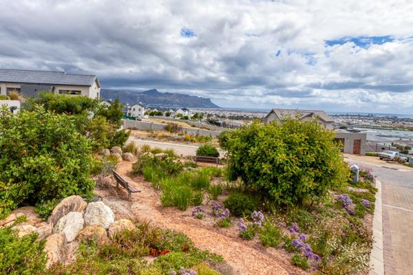 640sqm VACANT LAND WITH SPECTACULAR SEA AND MOUNTAIN VIEWS with an approved architectural plan.
This 640sqm vacant land offers ...