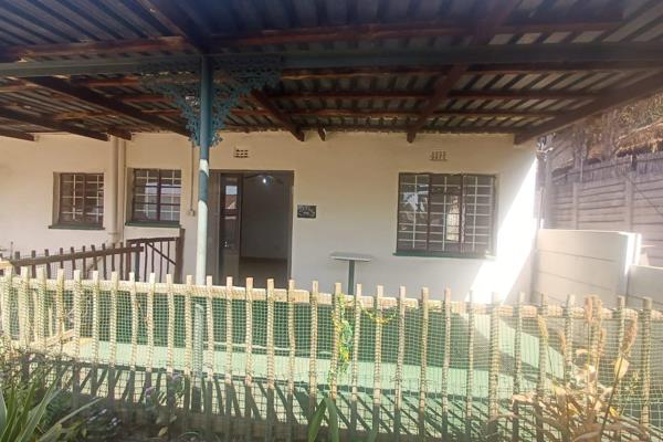 We bring you this 1 bedroom 1 bathroom, cozy garden cottage in the heart of Illiondale, Edenvale.
The bedroom is large and has built ...