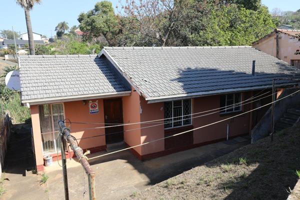 This lovely home has a single garage on top and the stairs that leads you to the main house. The main house has 2 lounge/s, dining room ...