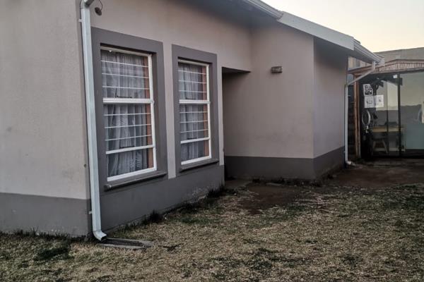 Welcome to Salfin Boksburg, where comfort meets convenience! This charming property boasts two spacious bedrooms, perfect for ...