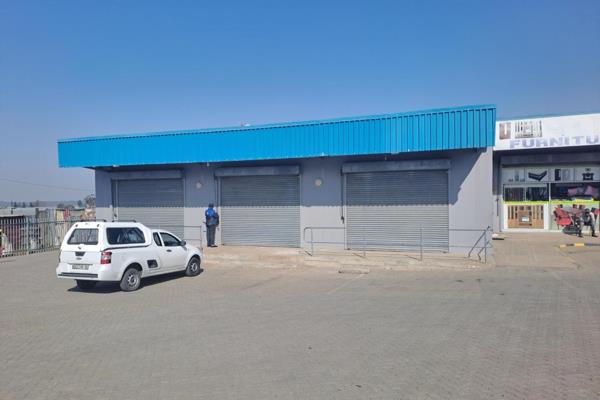 Large unit available in prime area in Laphumilanga, Mdantsane, opposite Taxi Rank.
This space offers 1 Storeroom with 2 Bathrooms and ...