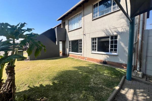 This 2 bedroom townhouse offers you the following: 

spacious 
kitchen 
lounge
2 bedrooms 
1 bathroom 
security complex 
no ...