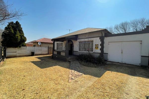 This home is nestled  in the quiet suburb of Boksburg south , being well established you have access to schools ,shopping centers, OR ...