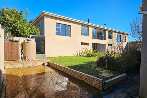 Large size property with two houses, +- 48km from Cape Town.

(House 1)

Double ...