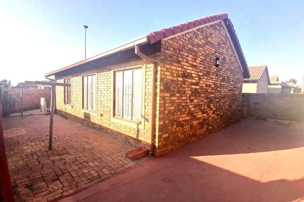 House for sale in Vosloorus, Eastfield ext.16.

Corner Face brick house in a perfect location Eastfield.

Discover the perfect blend of ...